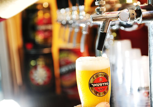 キンキンに冷えたビールはもちろん、30種類以上のドリンクが飲み放題